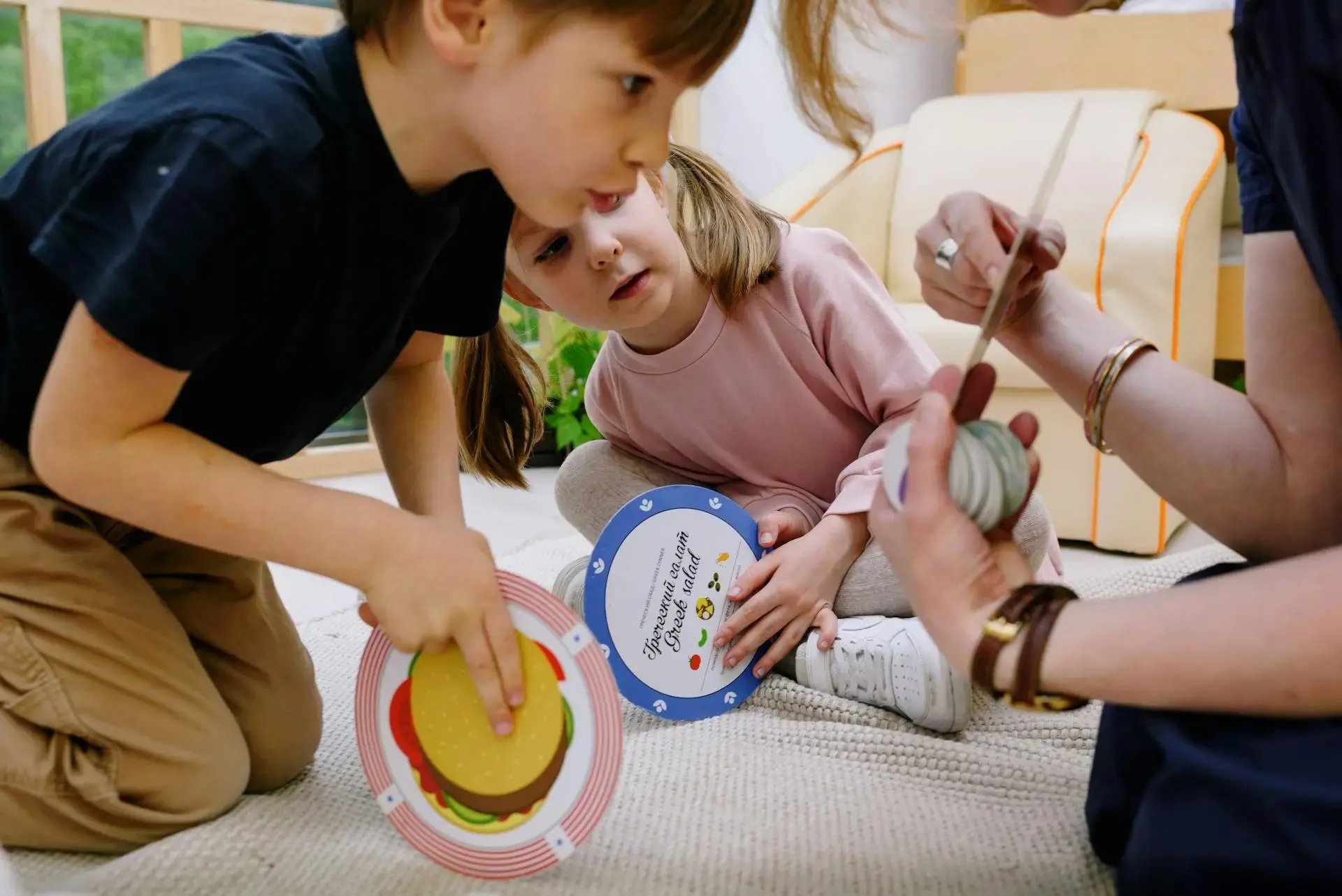 activité de l'assistante avec deux enfants