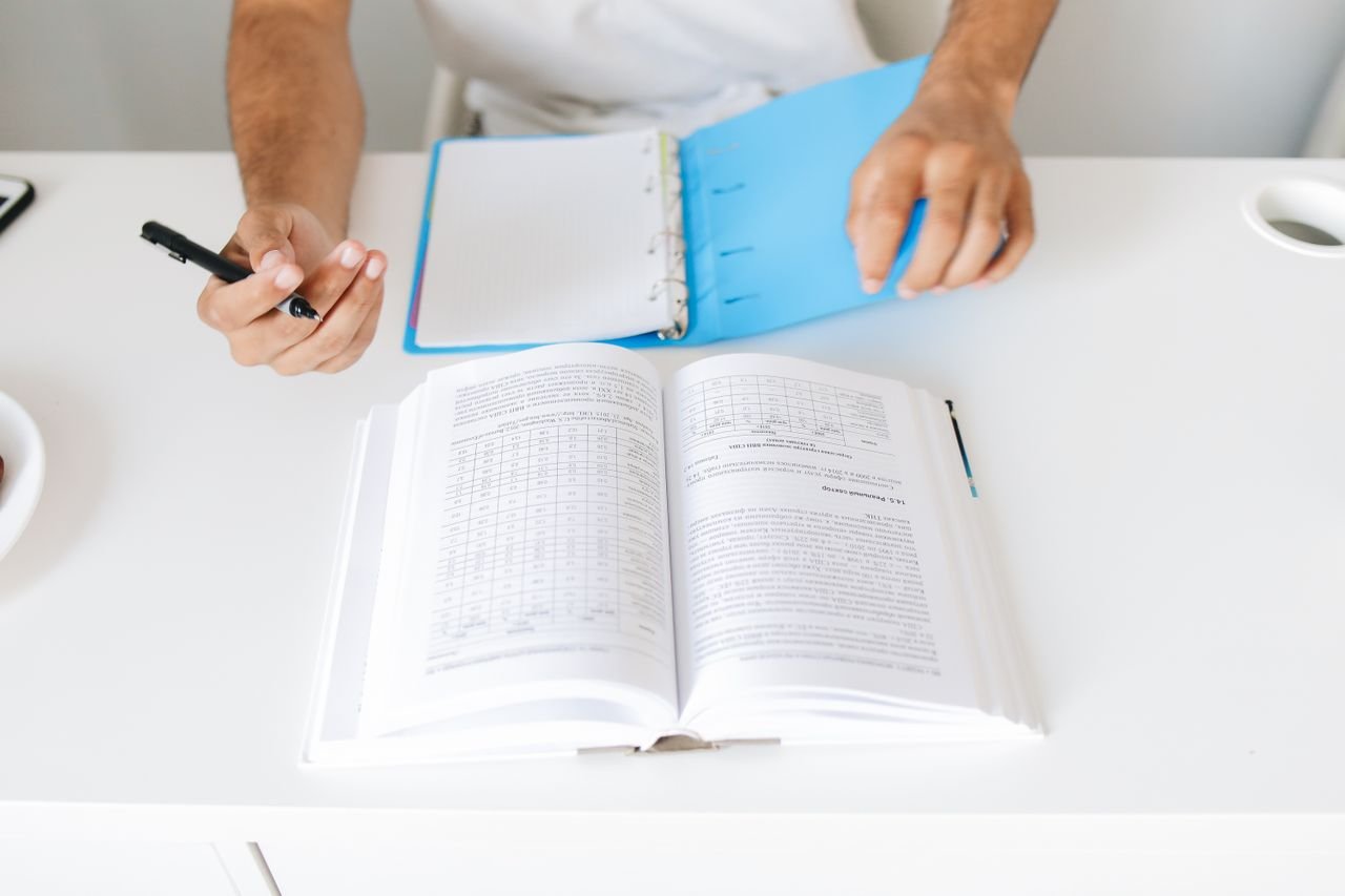 Un homme travaille sur son bureau