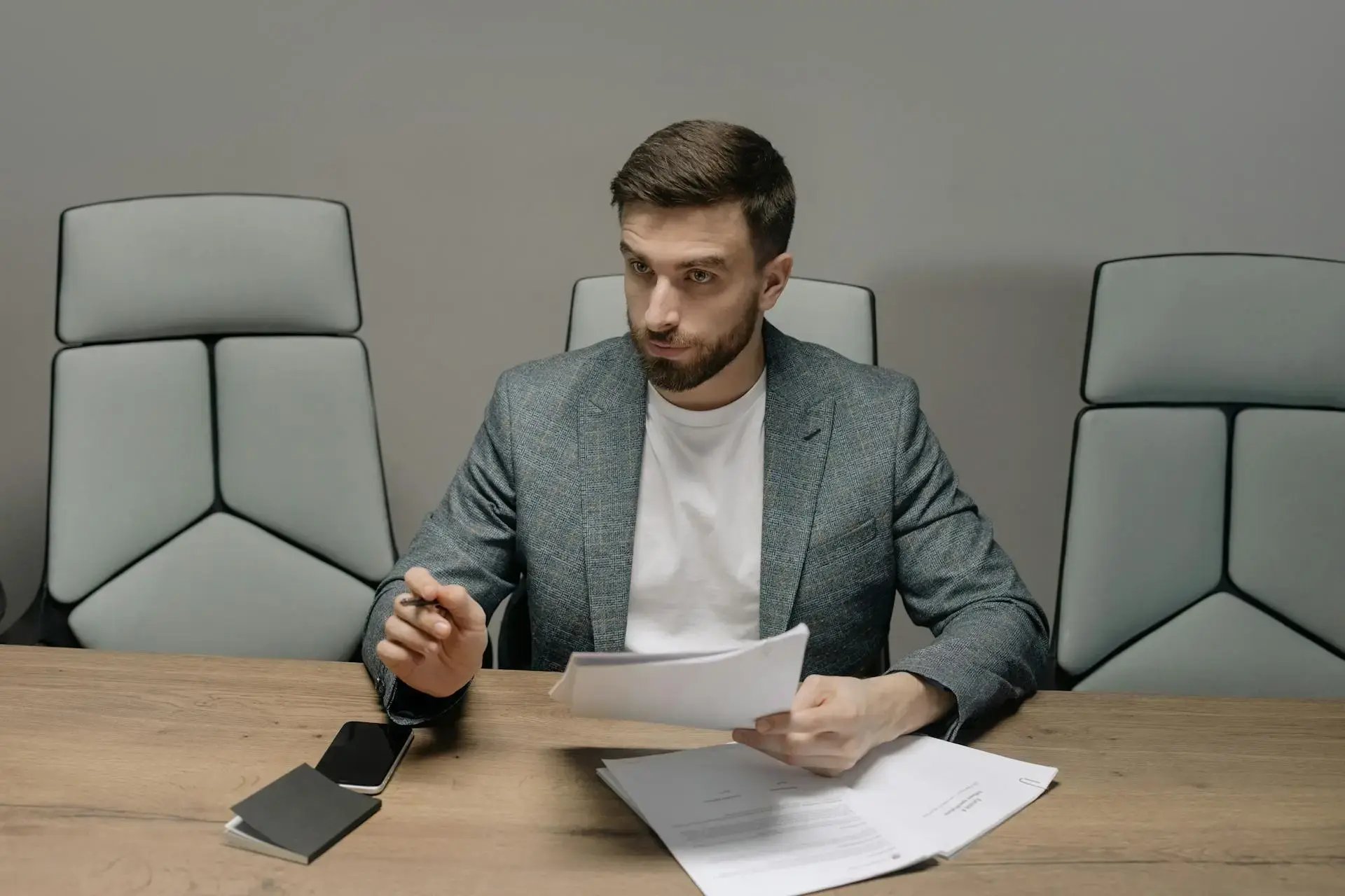 Un chargé de recrutement à son bureau