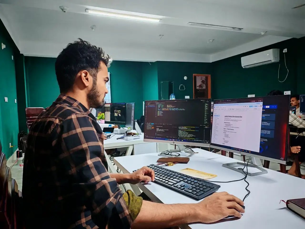 Un développeur est concentré sur son travail