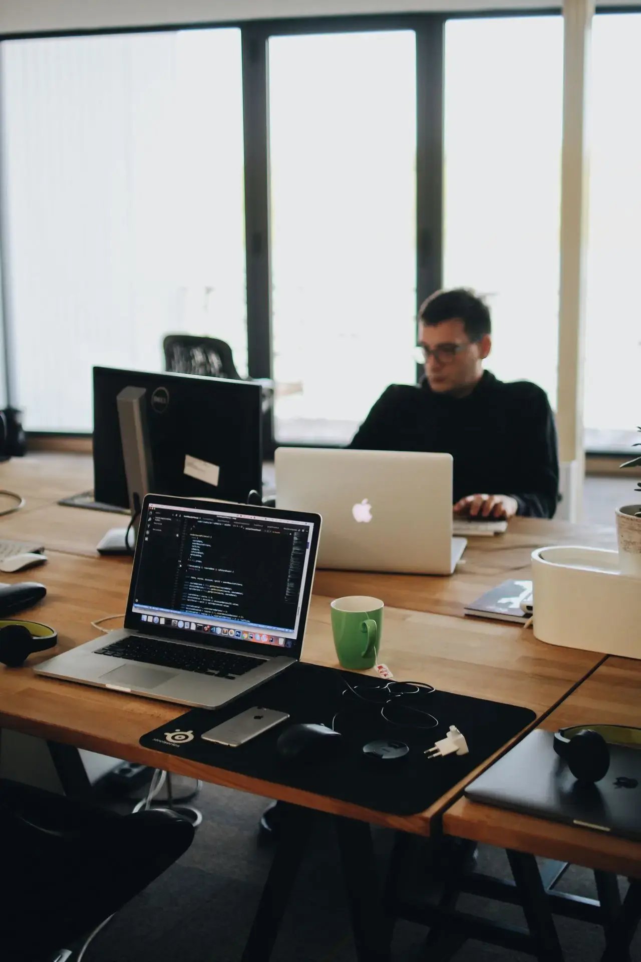 Un homme developpeur travaille à son bureau