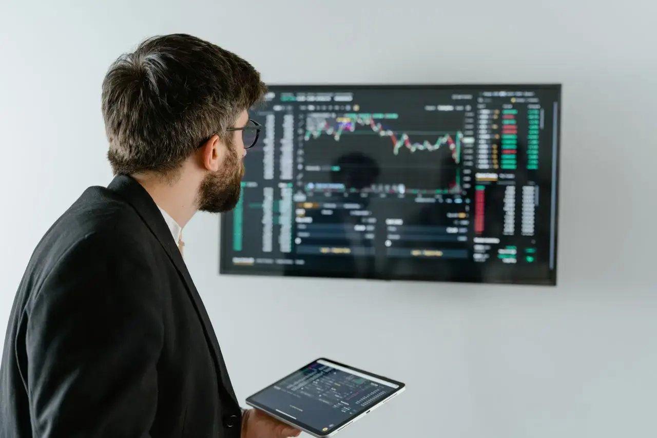 Un homme présente ses graphiques