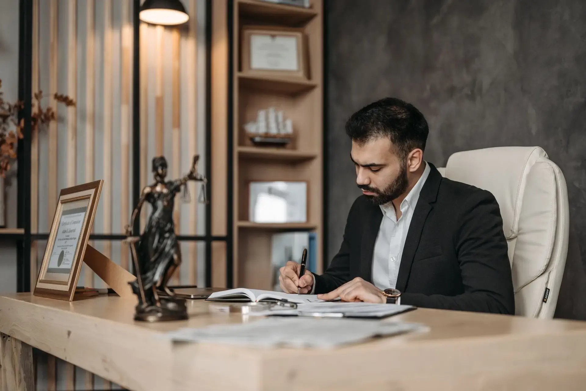 notaire faisant ses papiers à son bureau