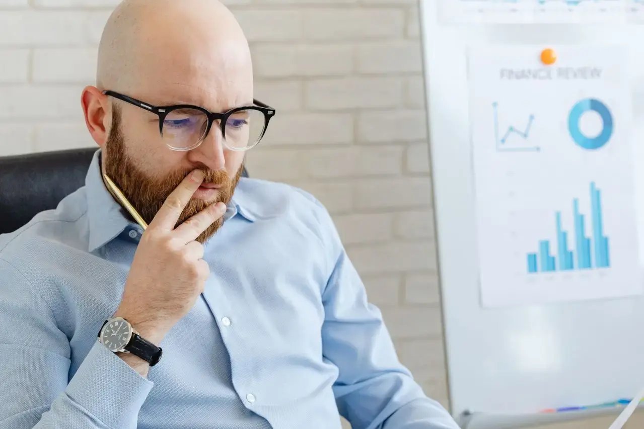 Un homme analyse des données