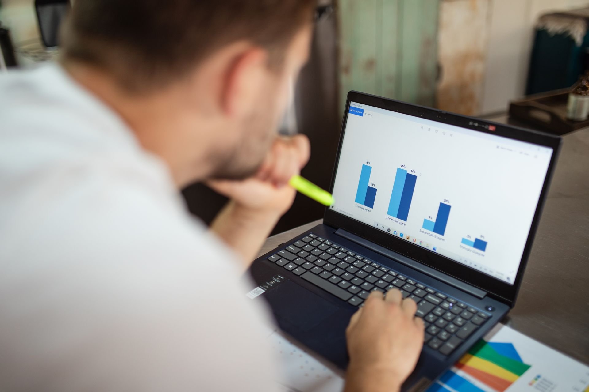homme travaillant sur des statistiques sur son ordinateur