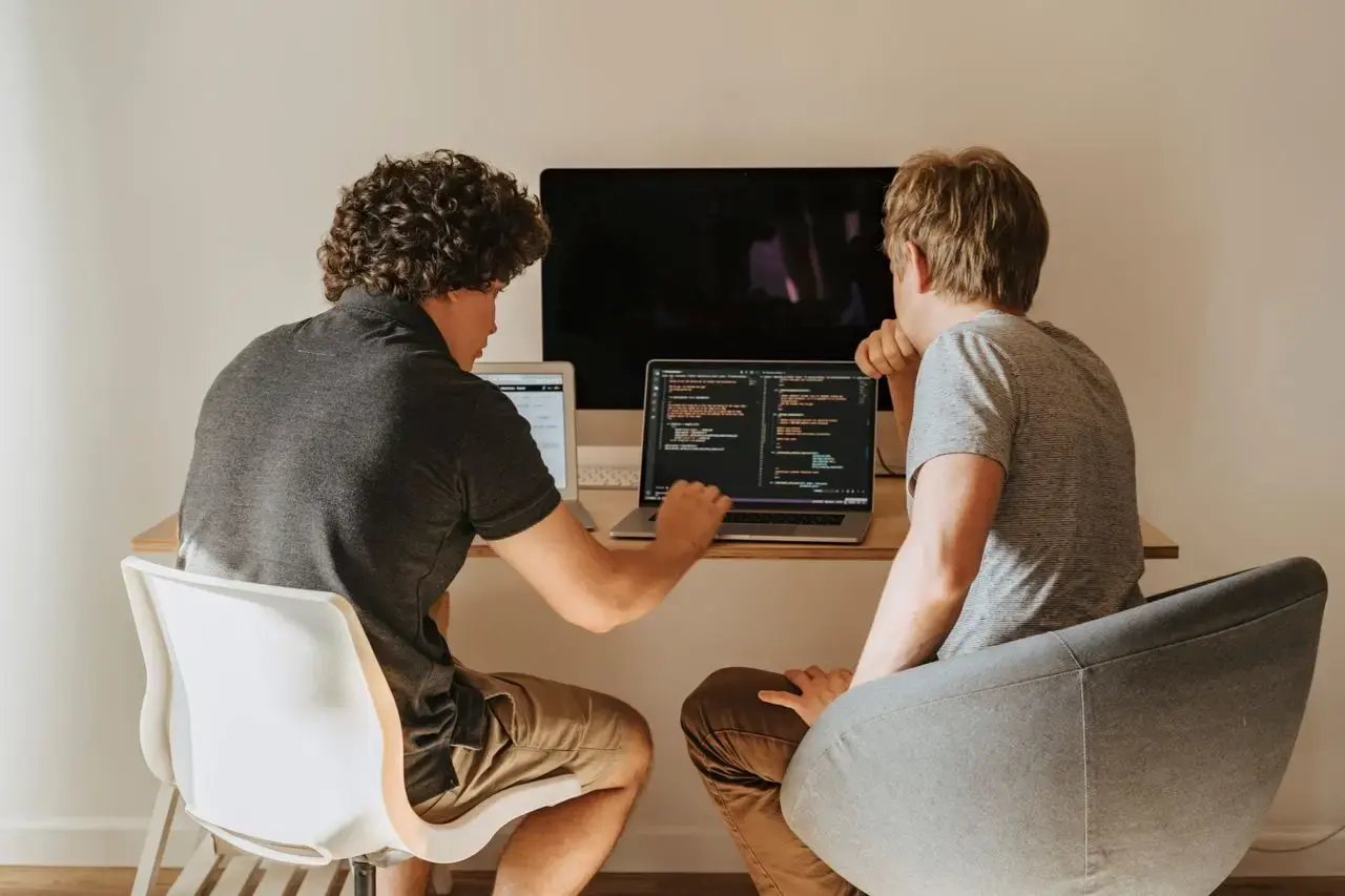 Deux web développeurs travaillent ensemble