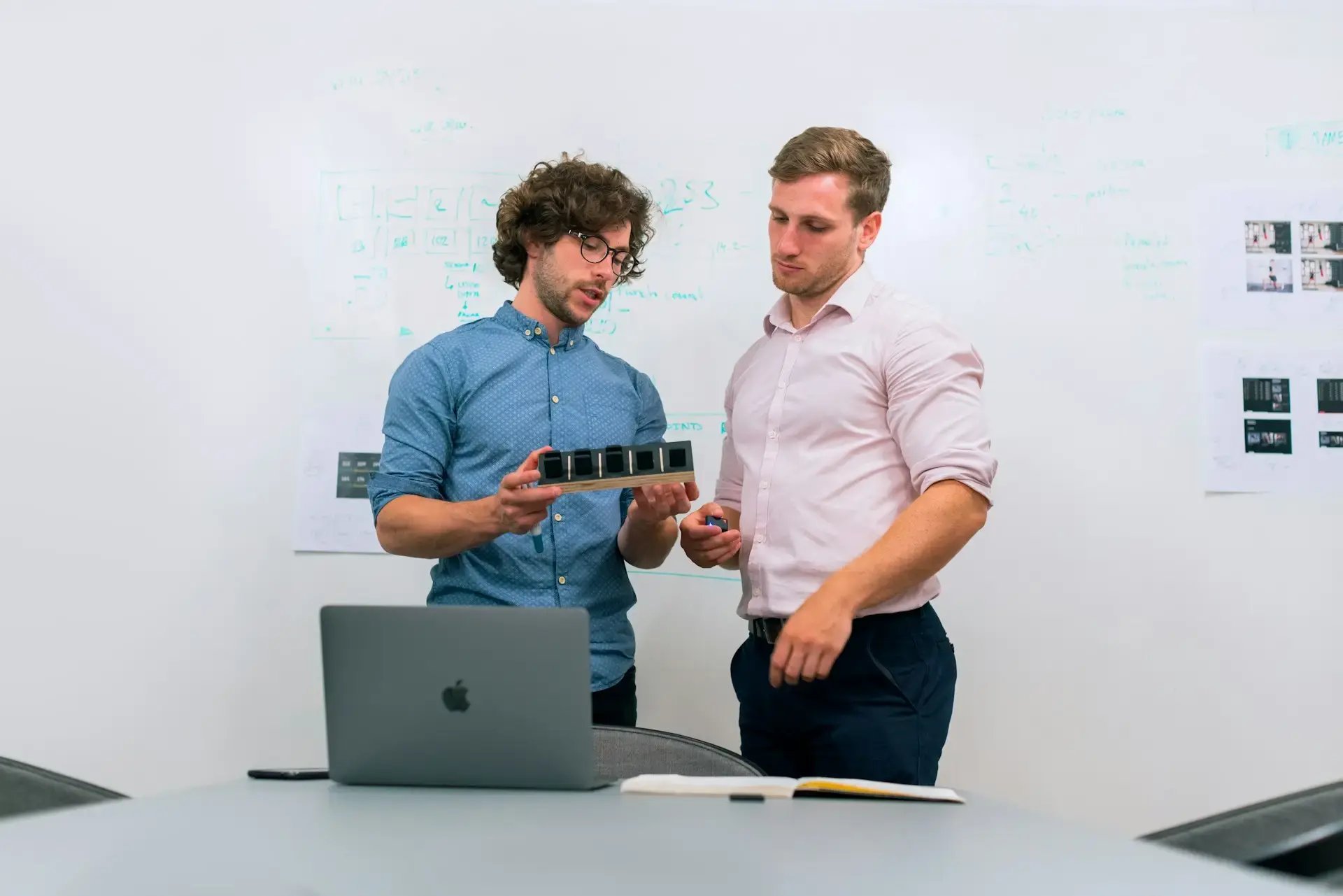 discussion de deux hommes sur un projet