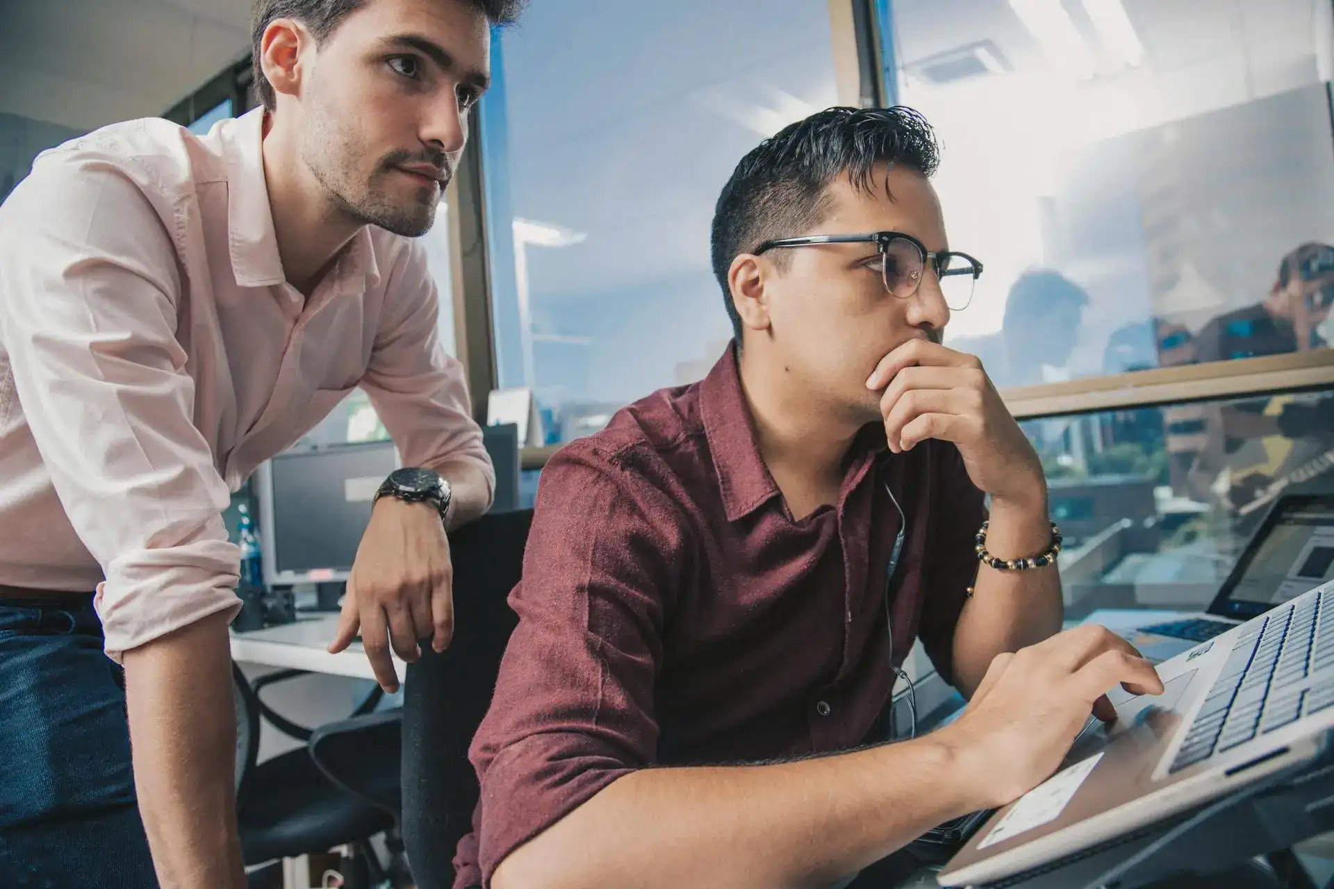 deux hommes regardant un ordinateur