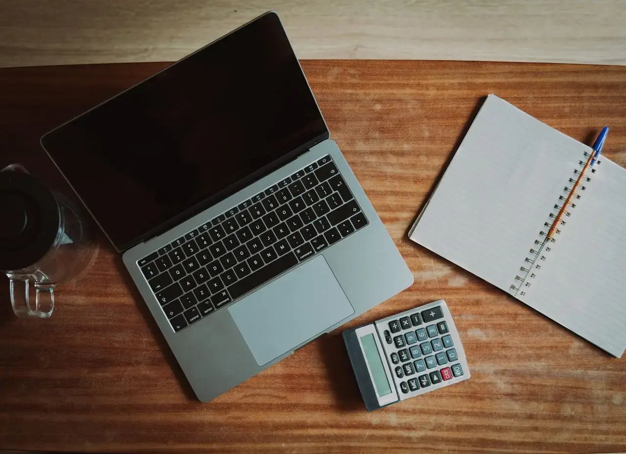 Un bureau avec un ordinateur et d'autres outils de travail