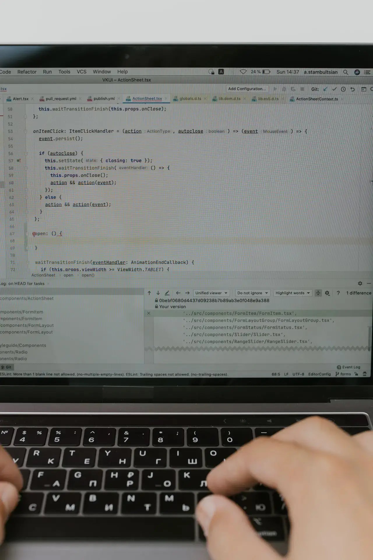 Un homme est en train de coder sur son ordinateur