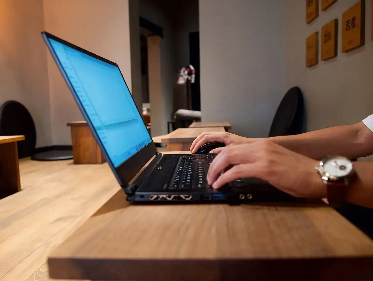 Un homme tape sur son clavier