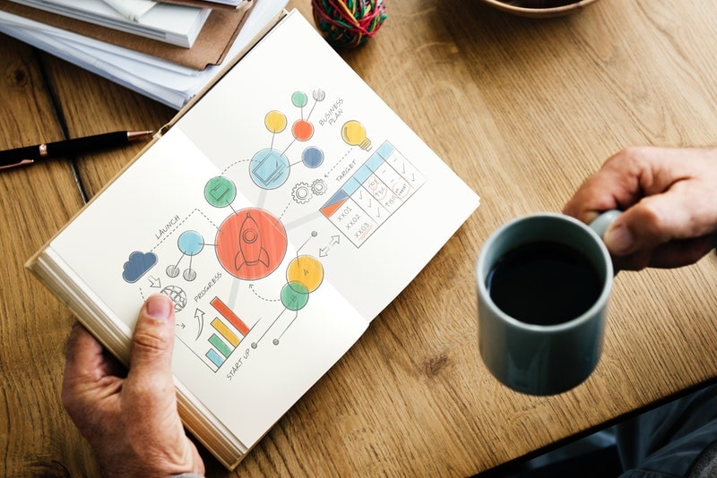Livre ouvert avec des illustrations de data