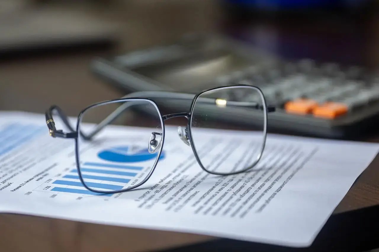 Des lunettes sont posées sur une feuille