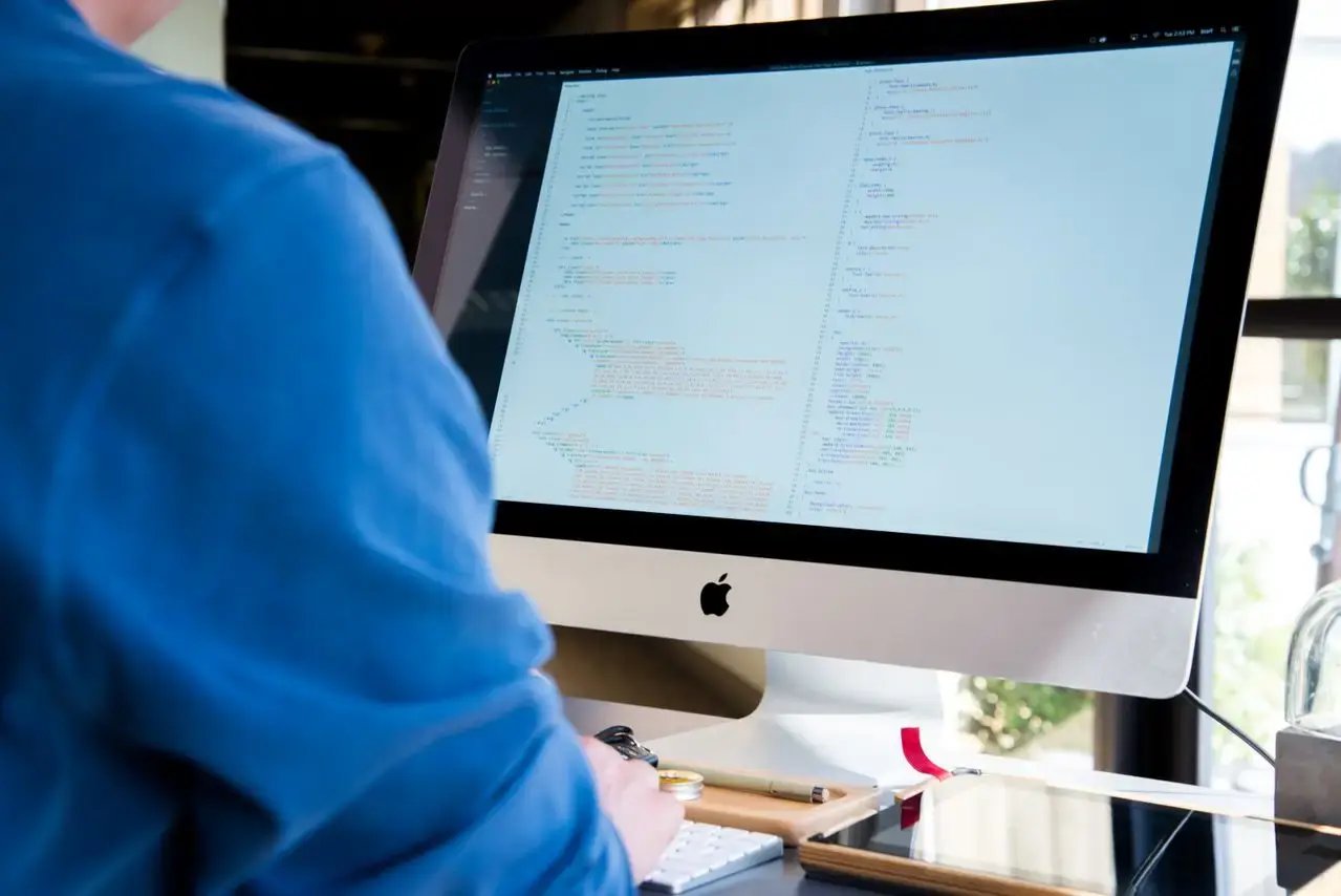 Un web développeur travaille sur son Mac 
