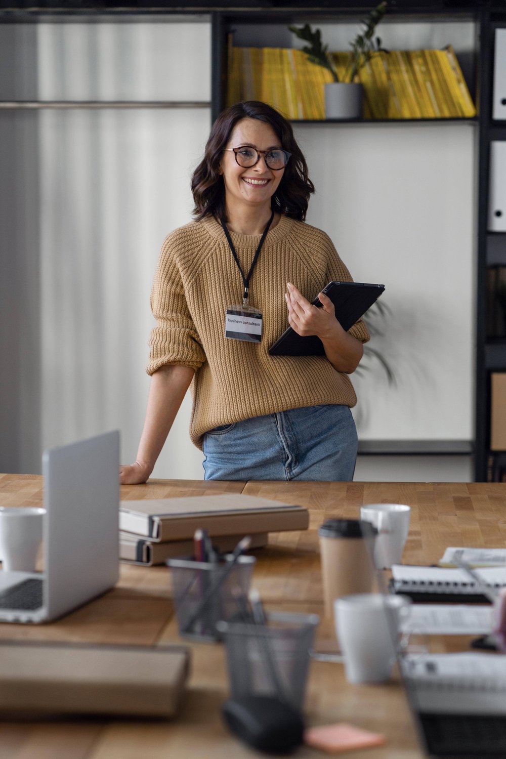 medium-shot-smiley-business-woman medium-shot-smiley-business-woman