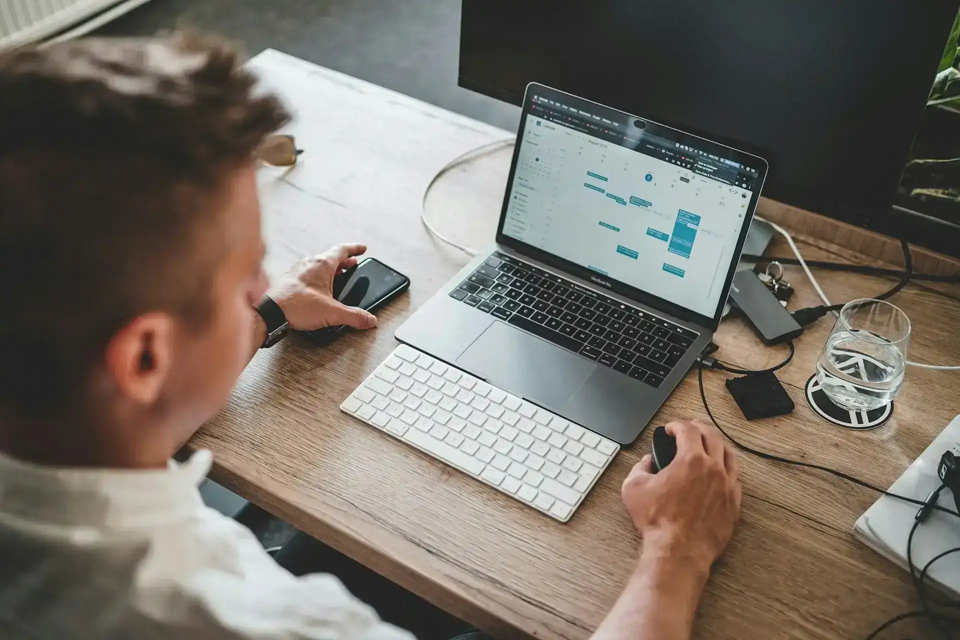 Homme travaillant sur son MacBook