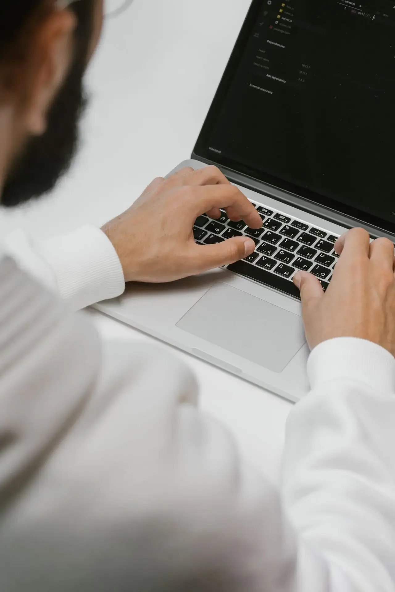Un web développeur travaille en chemise