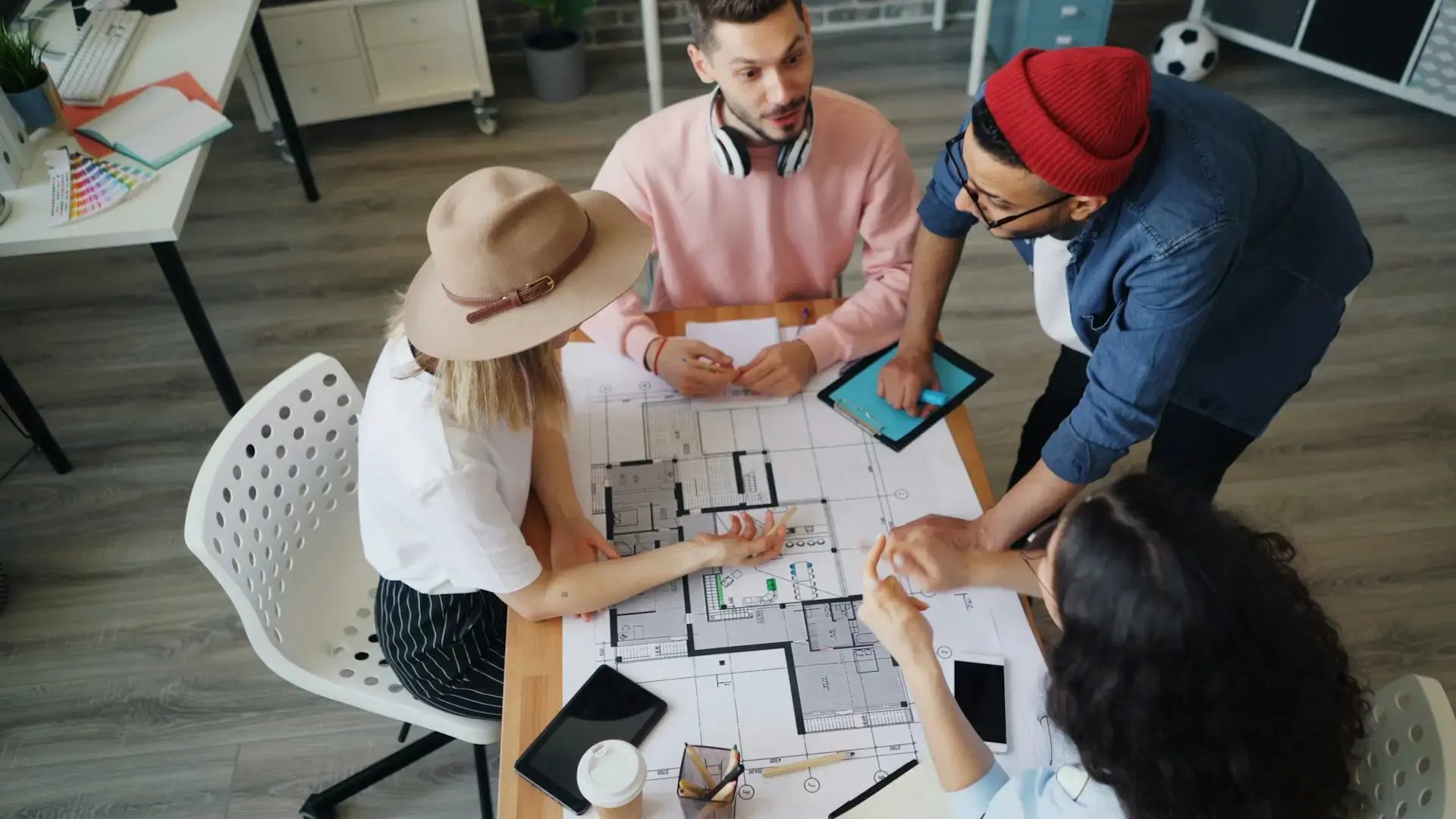une équipe sur un plan d'architecture