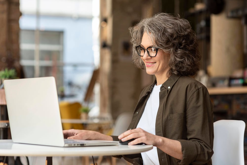 portrait-woman-with-laptop-working (2)