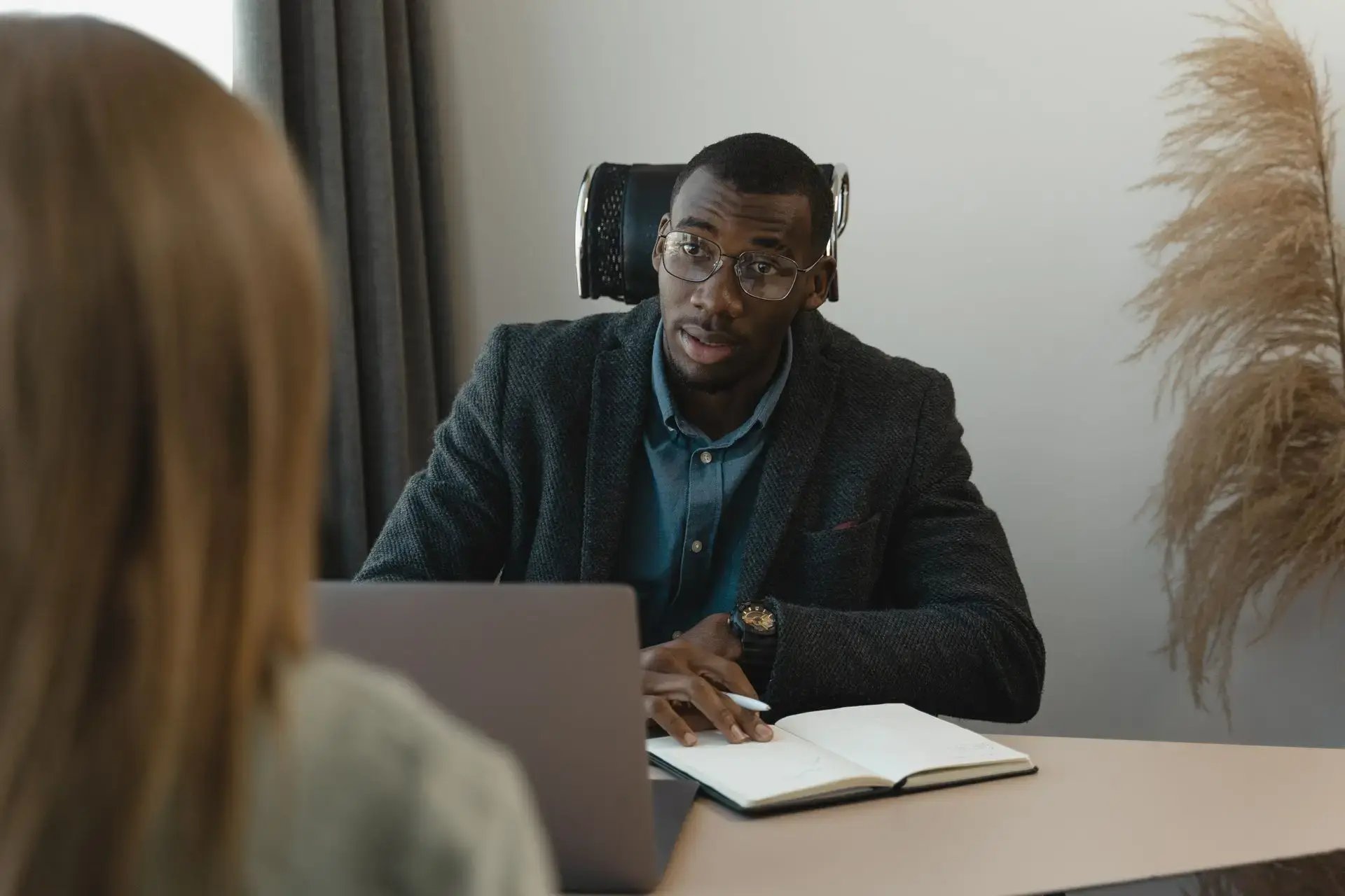 recruteur fait passer un entretien