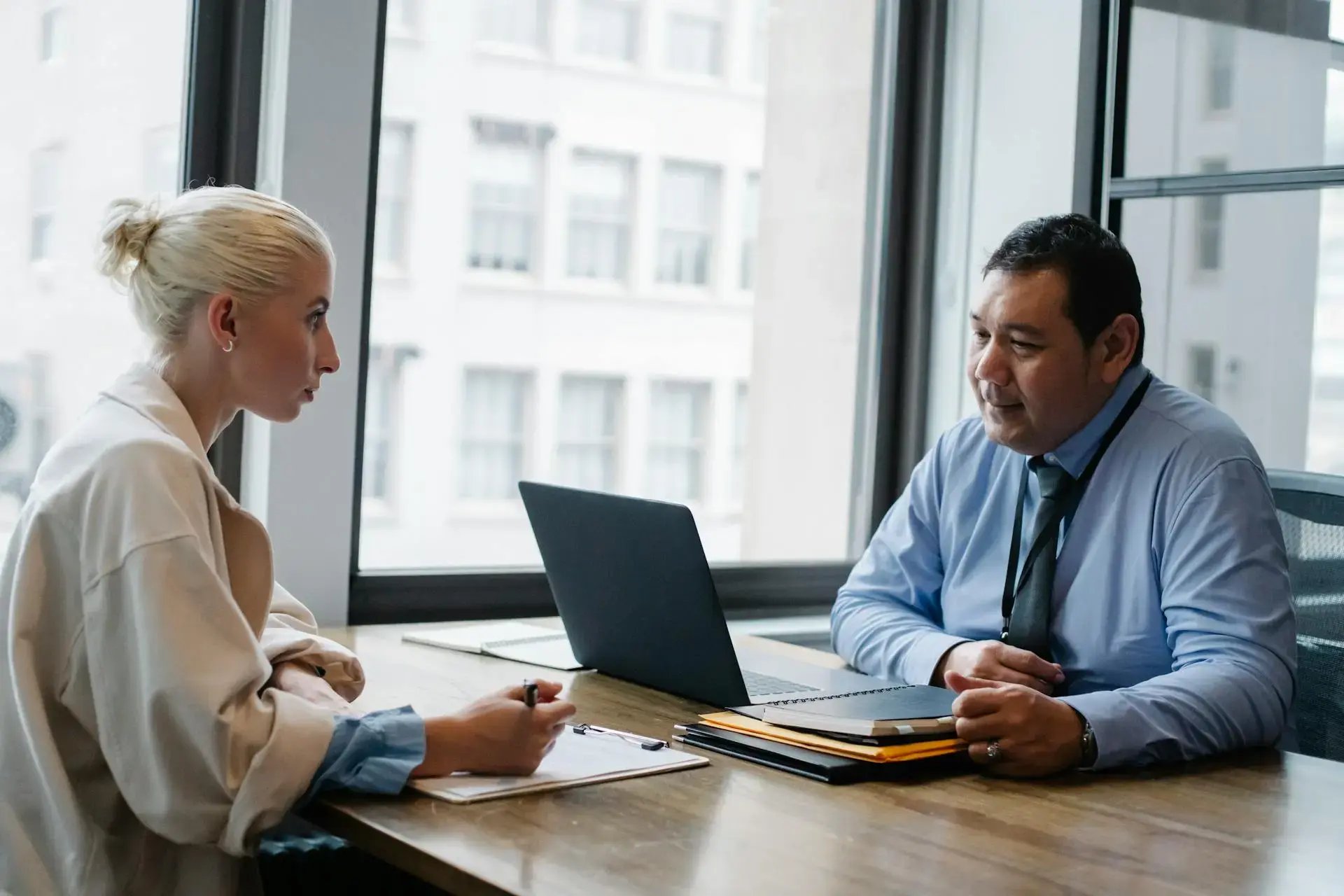 réunion de bureau entre une femme et un homme