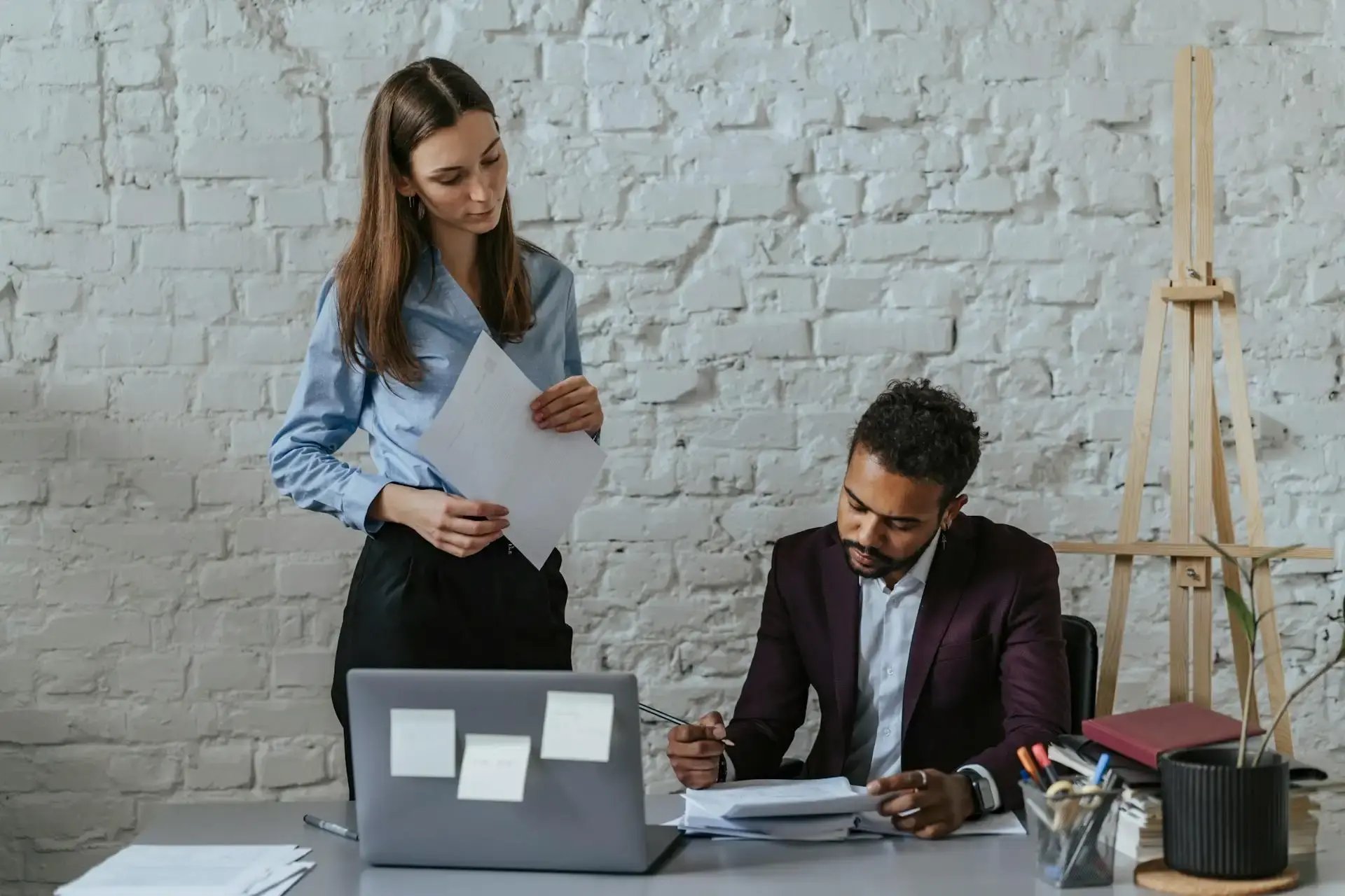 une femme et un homme relisant des documents