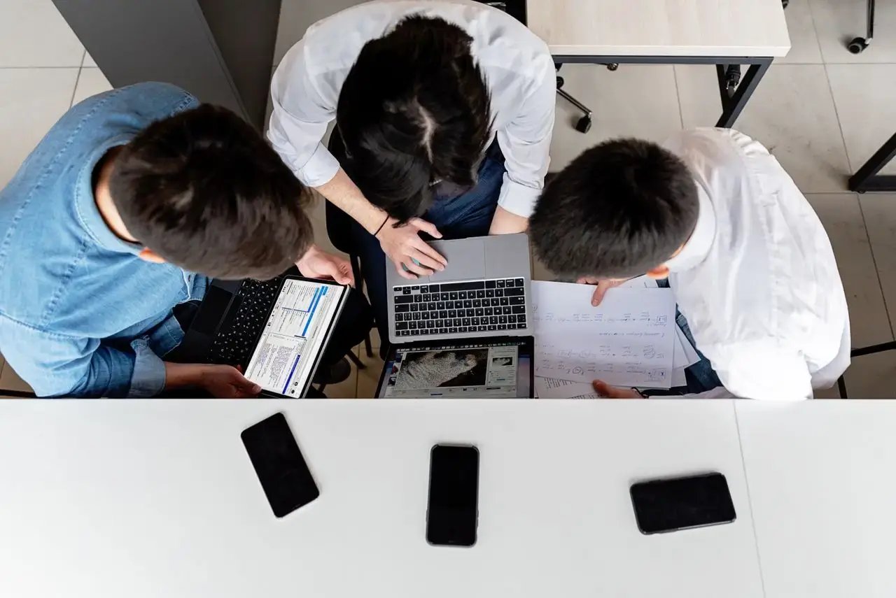 Trois personnes font un travail de groupe
