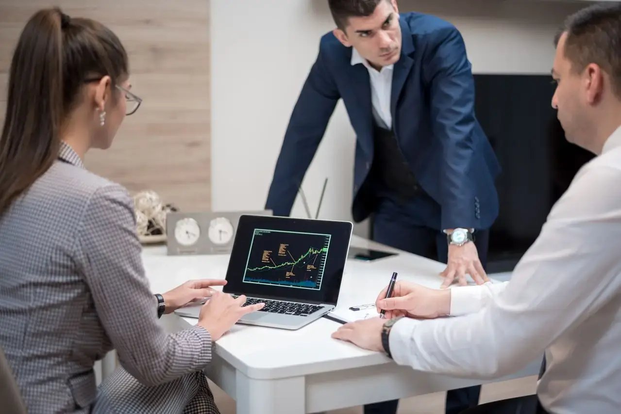 Trois personnes font un brainstorming