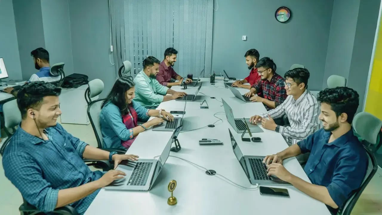 Un groupe de personnes travaille sur un bureau