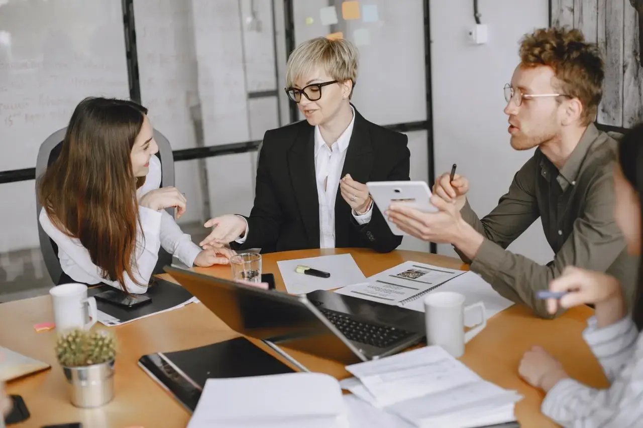 Trois community managers travaillent ensemble