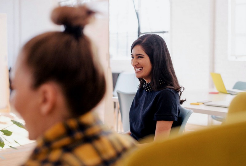 Femme a les compétences pour travailler en équipe