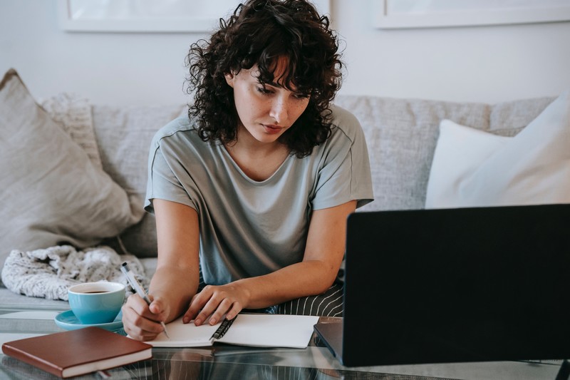 Femme relis avec attention son contrat de travail