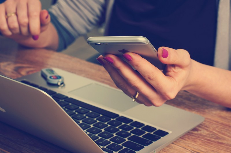 Femme découvre un choix de cinq podcasts inspirants à écouter, utiles à  sa carrière