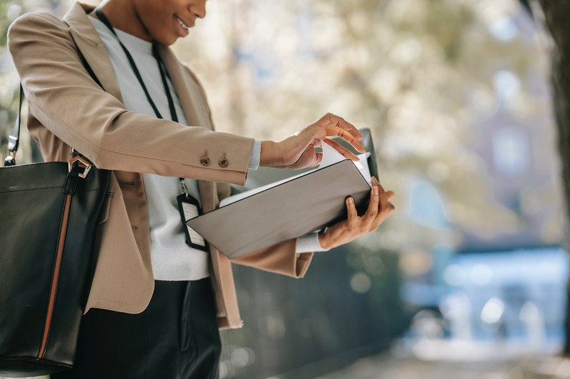 Femme prépare sa prospection client, et donne quelques bons conseils