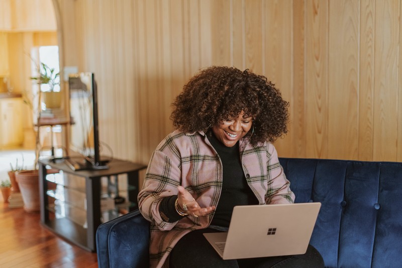 Femme positive affiche ses soft skills, capable de s'adapter et de rebondir malgré la crise