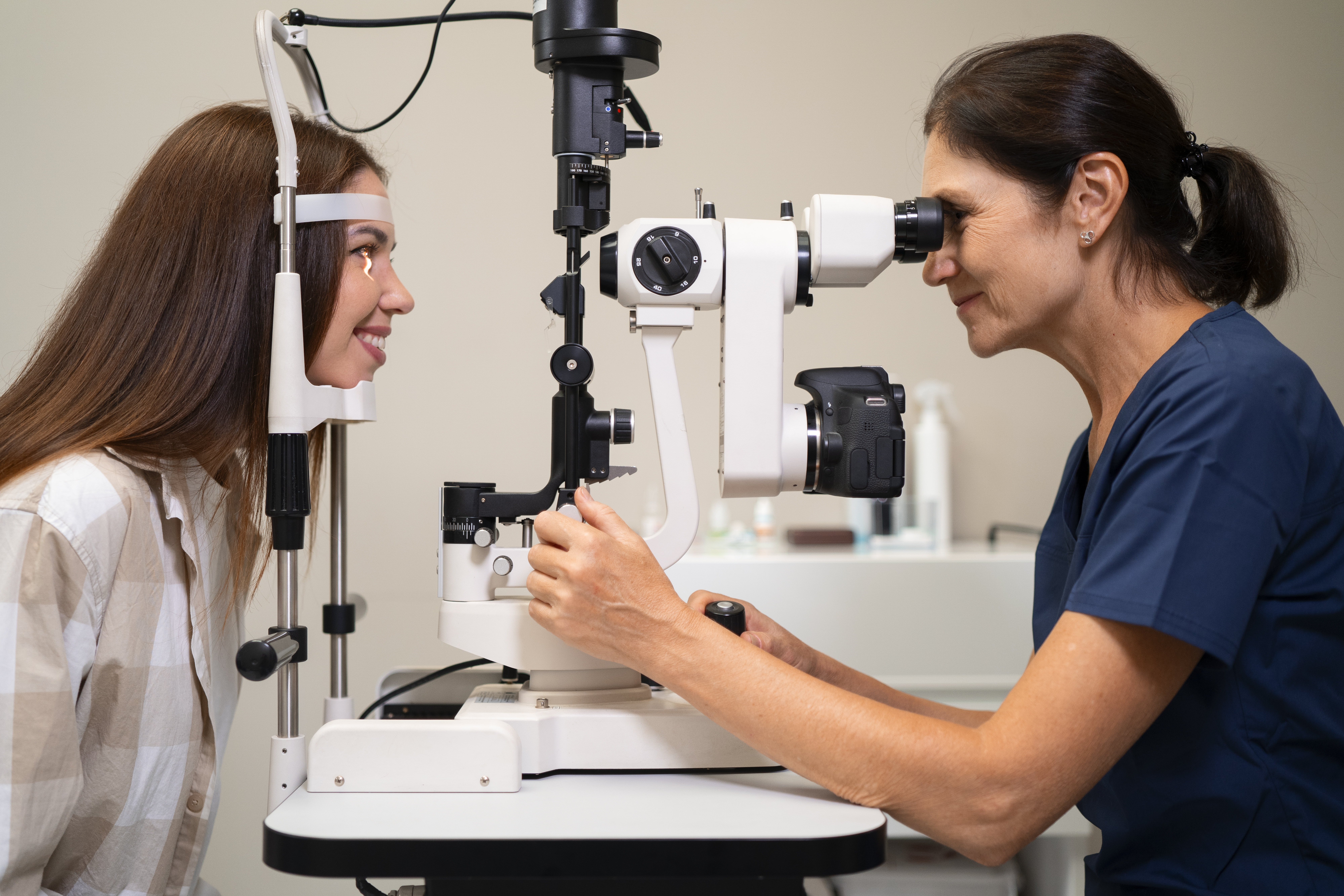 femme-obtenant-examen-vue-au-cabinet-ophtalmologiste (1)