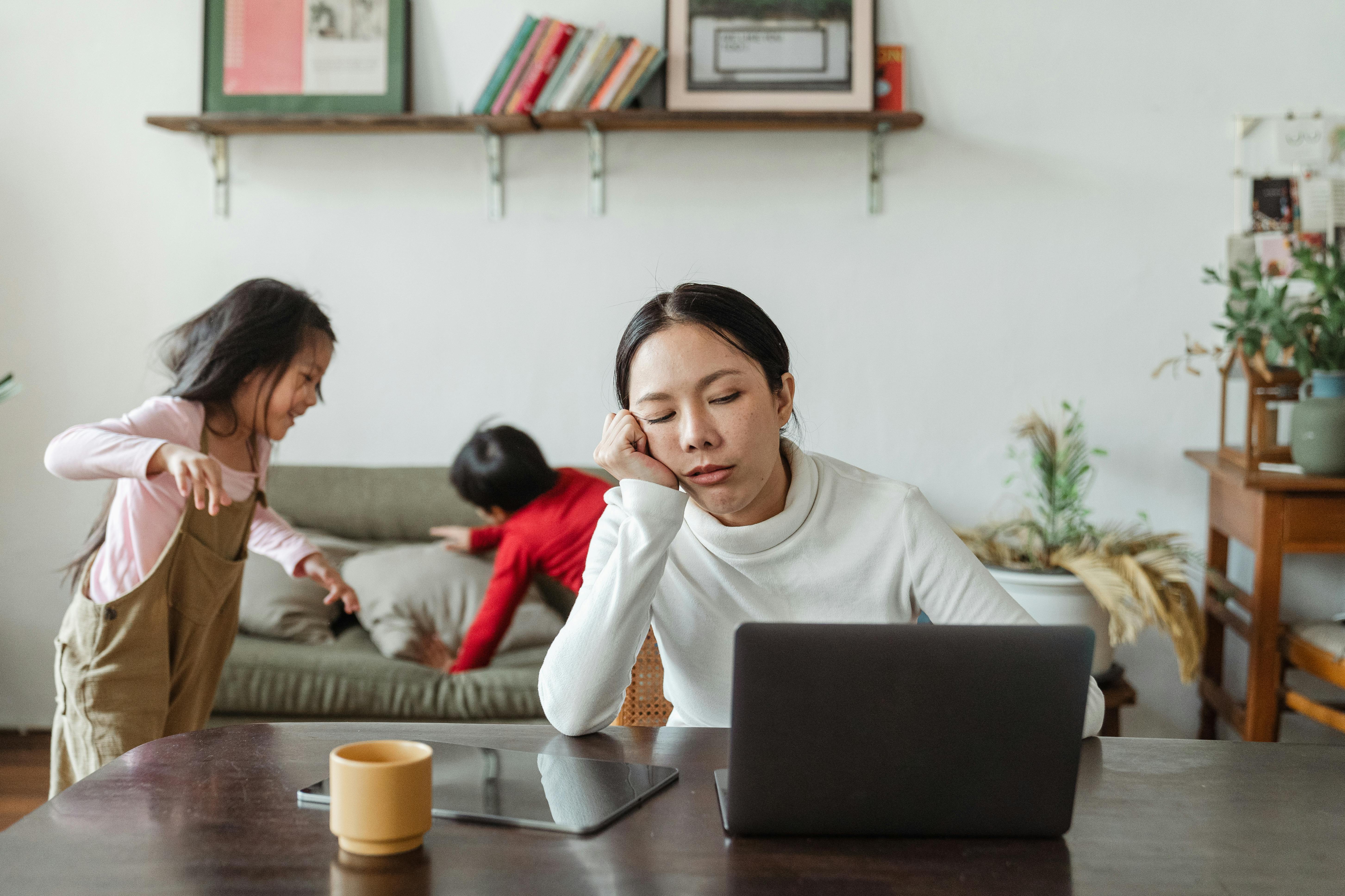 Femme exaspérée devant son ordinateur de travail. 